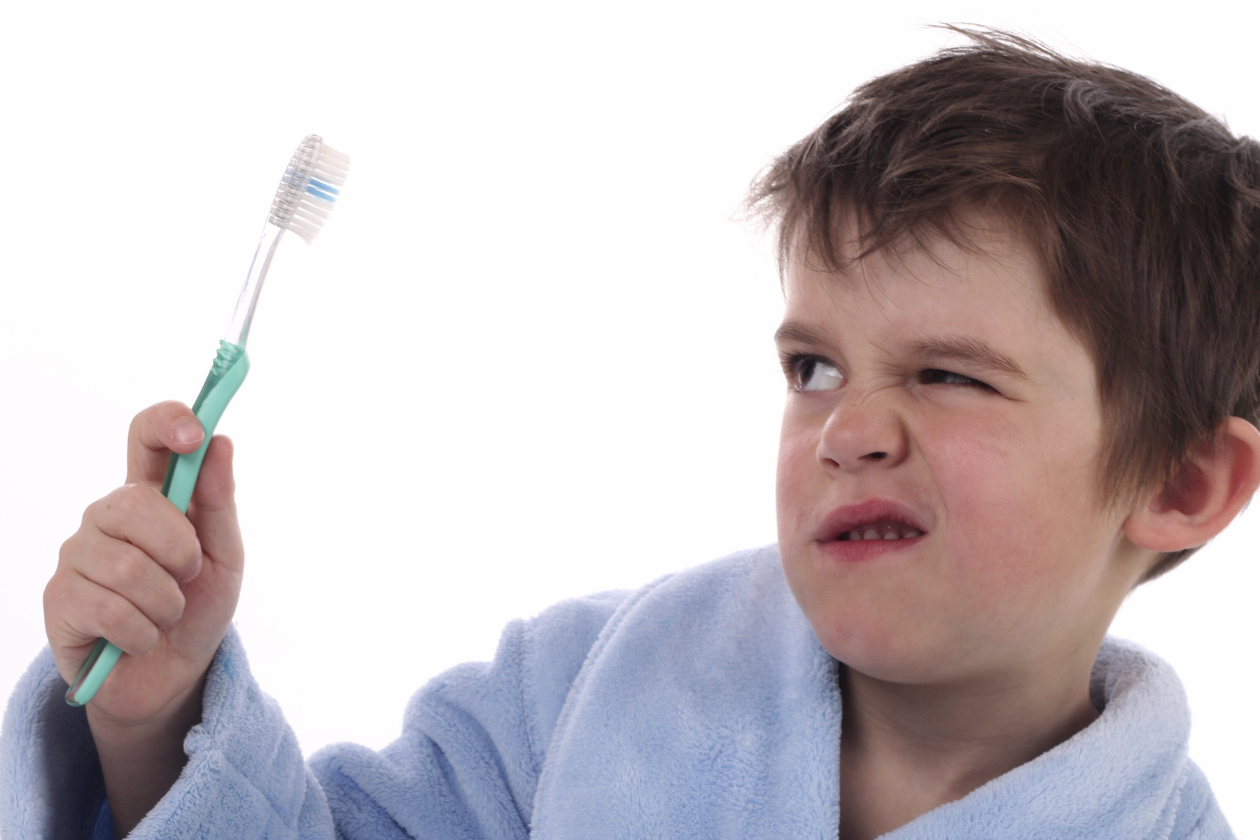 Itu bahkan lebih tepat dari pada kamu menggosok gigi setelah sarapan pagi. Tujuannya bukan untuk membersihkan sisa makanan melainkan mencegah terbentuknua ... - child-looking-at-brush